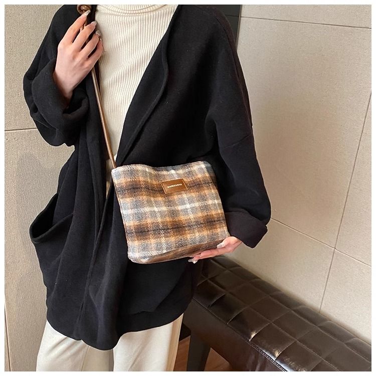FOUR ONE Wollplaid für Damen, neues Nischendesign, handgefertigte Umhängetasche mit Frachtbrief, vielseitige Achseltasche_voghion.com