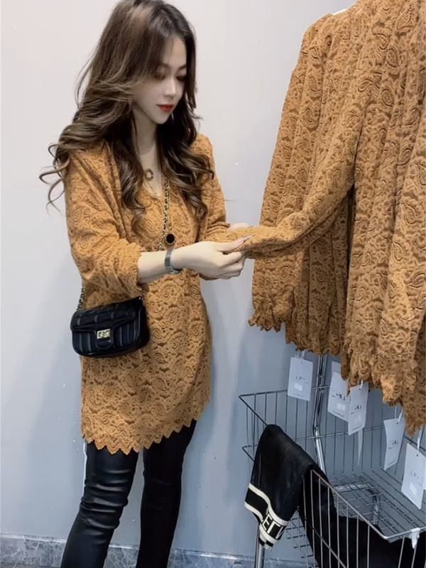 Solid color Internet celebrity winter new T-shirt mid-length western style lace European goods versatile V-neck retro loose top