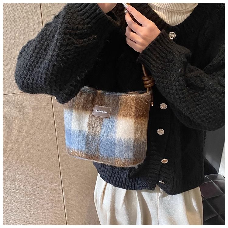FOUR ONE Wollplaid für Damen, neues Nischendesign, handgefertigte Umhängetasche mit Frachtbrief, vielseitige Achseltasche_voghion.com
