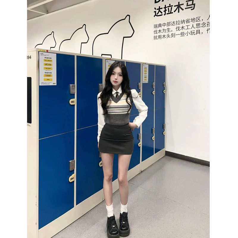韓系學院風設計V領短款針織毛衣馬甲搭配襯衫高腰包臀短裙三件套