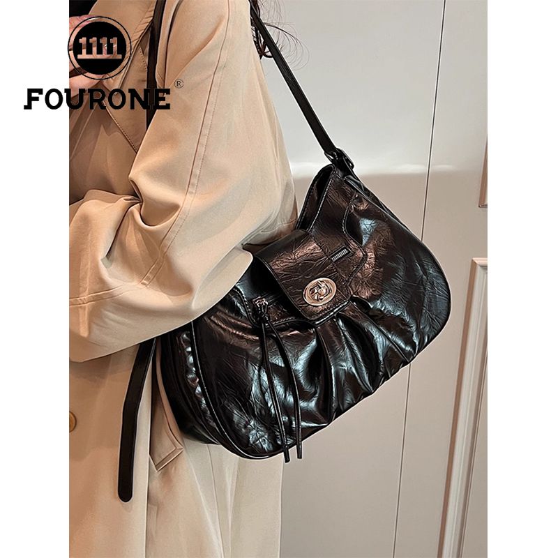 High-end bags for women, new fashionable pleated shoulder underarm bag, sweet cool hot girl crossbody motorcycle bag