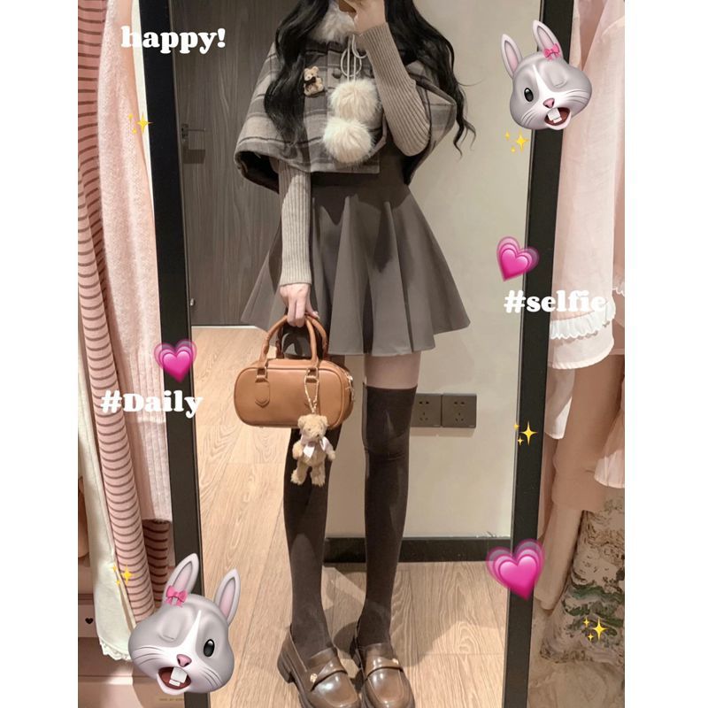 三件套裝女2023秋冬新款美拉德毛領斗篷外套蕾絲打底衫背帶連衣裙