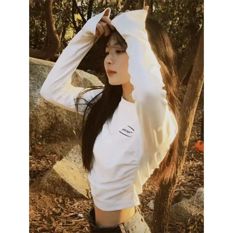 辣妹純欲白色正肩長袖t恤女秋季設計感小眾別致收腰褶皺短款上衣
