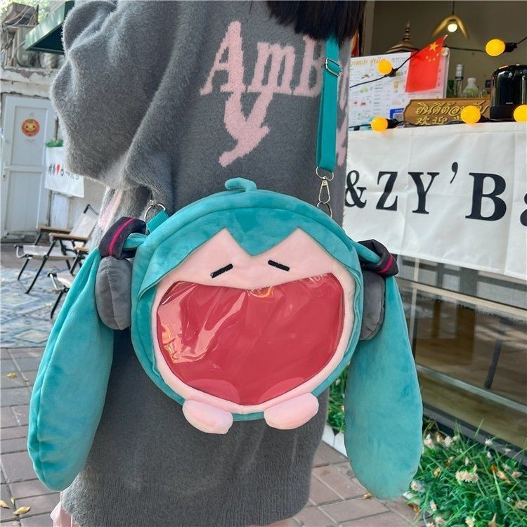 嗶哩嗶哩斜挎包2023現貨初音未來可愛體系列軟乎乎笑容收納痛包