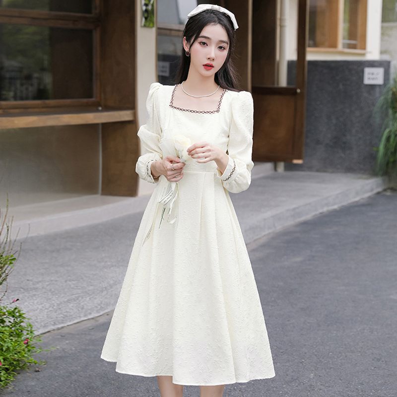 高級感白色氣質連衣裙子女2024春秋新款小香風大碼寬鬆顯瘦中長裙