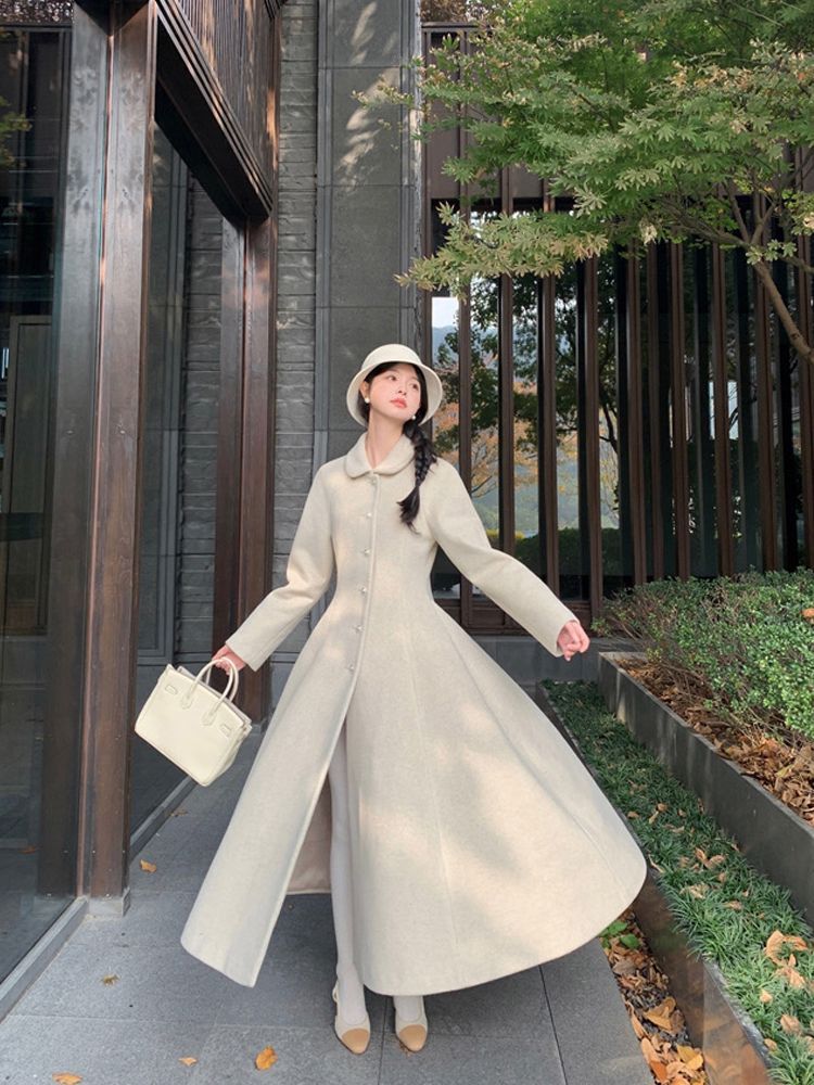 Long coat 2024 winter new style foreign white moonlight French large skirt skirt rich woolen thickened coat for women