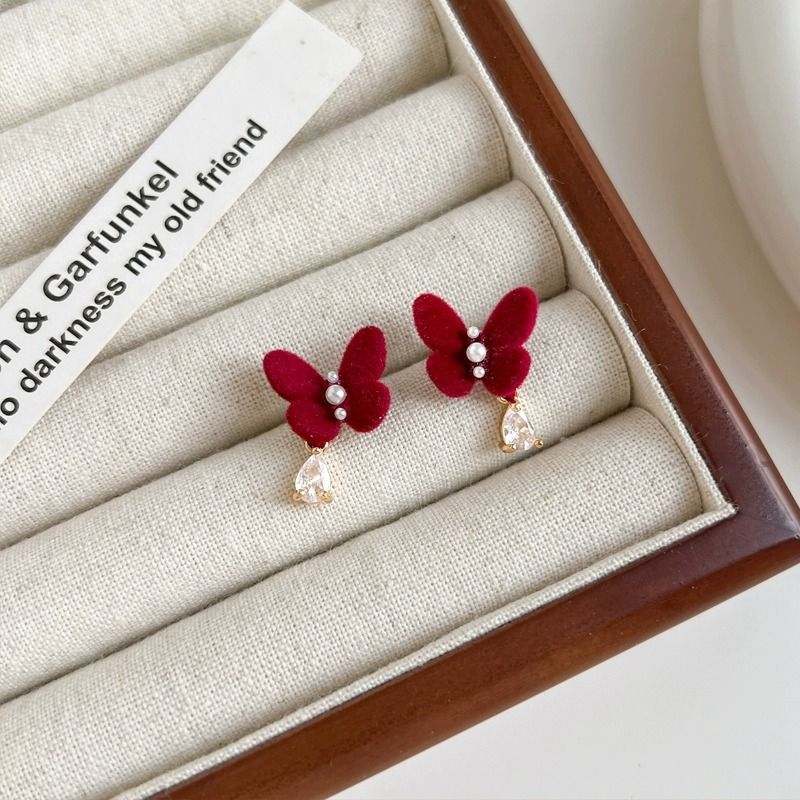 2024红色植绒蝴蝶花朵复古秋冬耳钉设计珍珠耳环气质高级新款耳饰