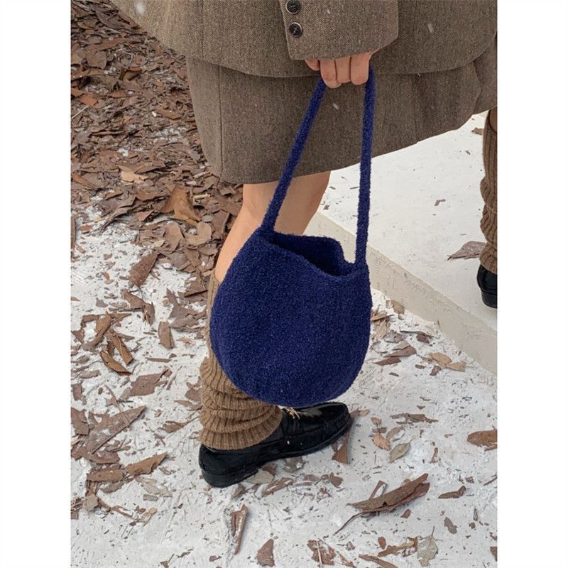 Ins style furry bucket bag 2023 new retro plush shoulder bag autumn and winter student commuter fur bag