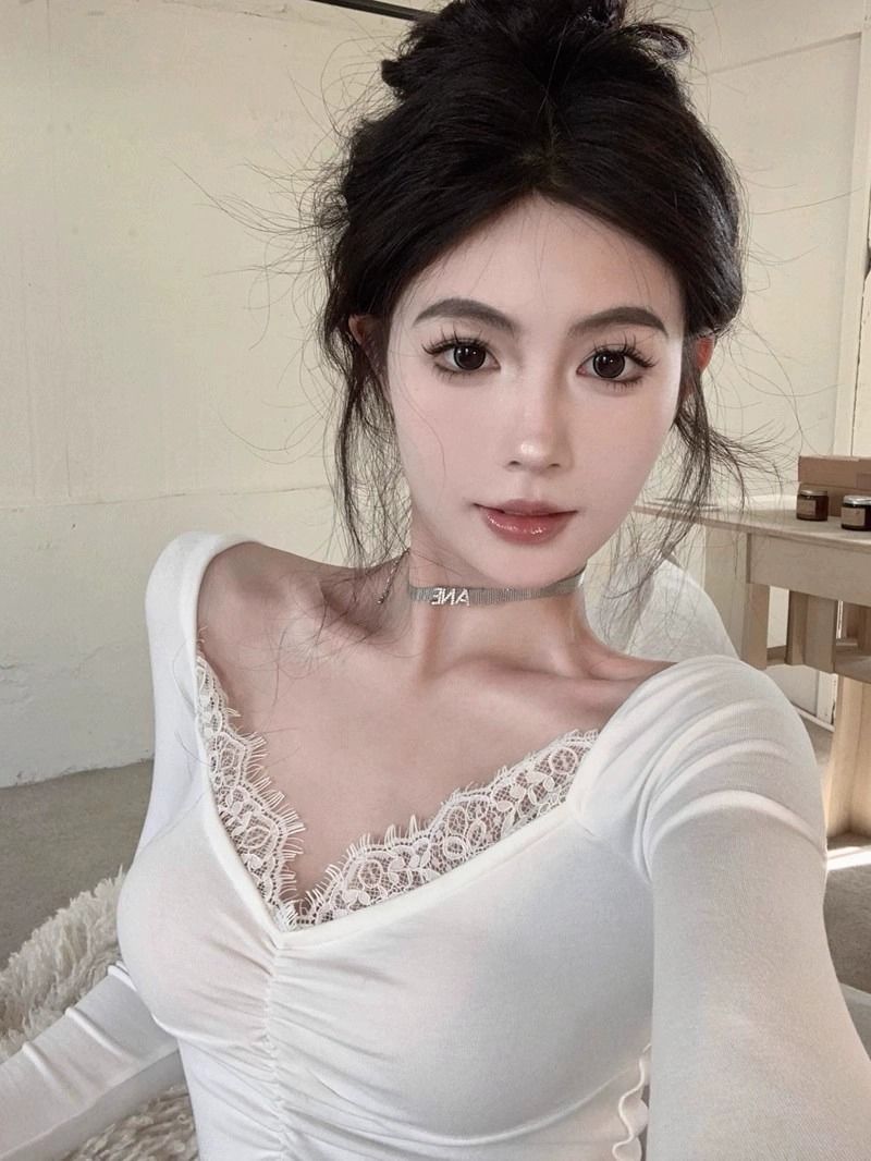白色蕾絲花邊v領T恤女秋冬季長袖緊身內搭打底衫褶皺收腰短款上衣