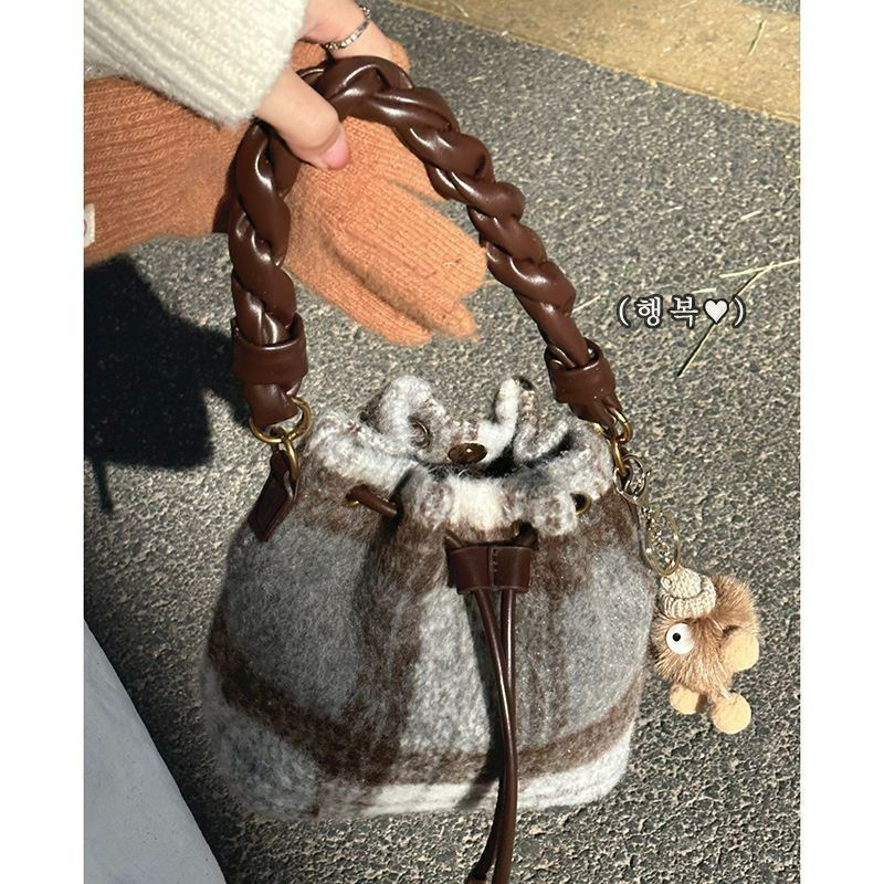 復古毛呢格子包包秋冬女2023新款潮韓國手提水桶包百搭單肩斜挎包
