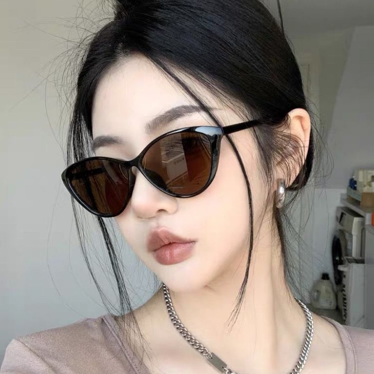 Korean style cat-eye sunglasses, ultra-light, fashionable, anti-UV, big face, slimming hot girl sunglasses, ladies travel sunshade trend