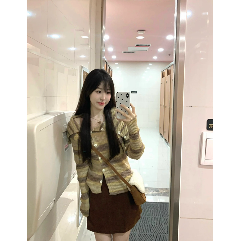 套裝女2023秋冬季新款翻領修身設計感條紋針織開衫高腰顯瘦半身裙