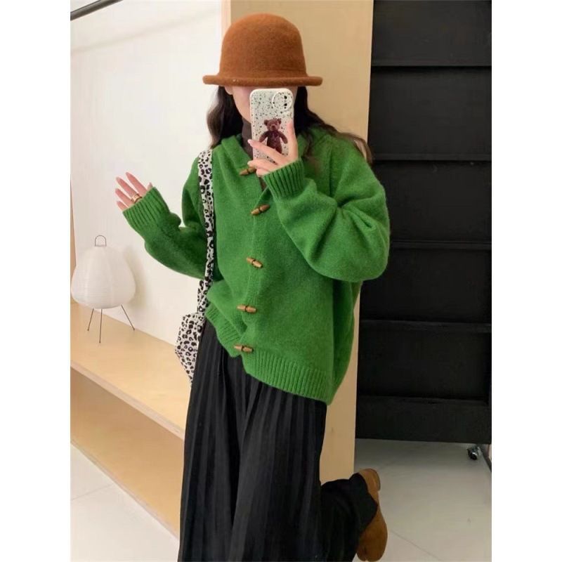 復古橄欖木扣綠色連帽毛衣外套女2023秋冬季寬鬆慵懶高級針織開衫