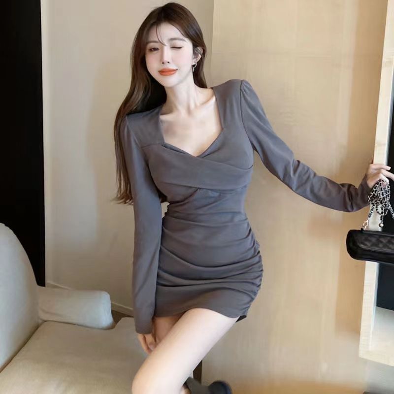 大碼女裝胖mm方領小黑裙2023新款純欲風褶皺包臀裙修身顯瘦連衣裙