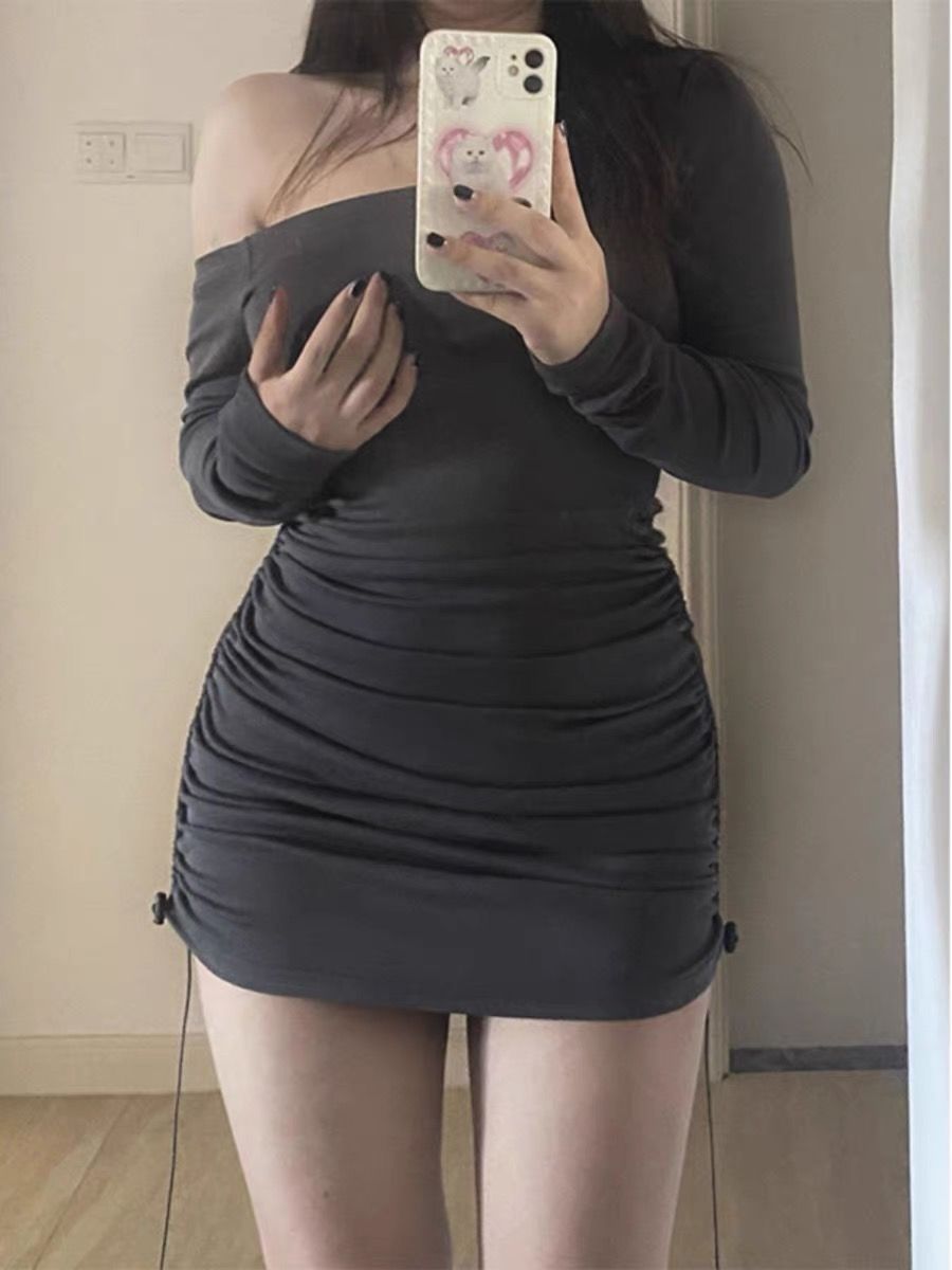 大碼女裝一字肩辣妹連衣裙秋冬性感收腰顯瘦抽繩褶皺露肩包臀裙子