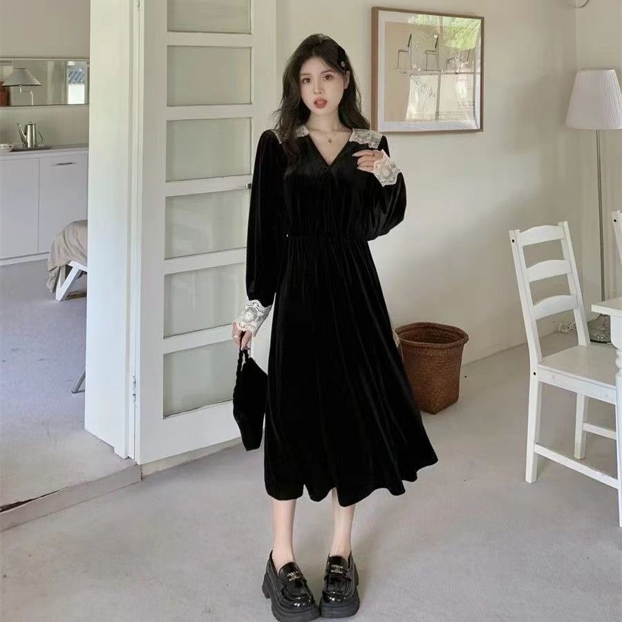 大碼女裝胖mm高級感蕾絲拼接絲絨連衣裙秋冬高腰顯瘦赫本風小黑裙