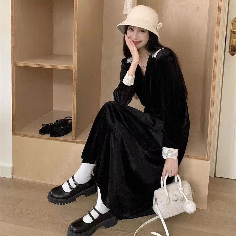 大碼赫本風法式連衣裙秋冬女裝黑色V領顯瘦拼接蕾絲氣質中長裙子