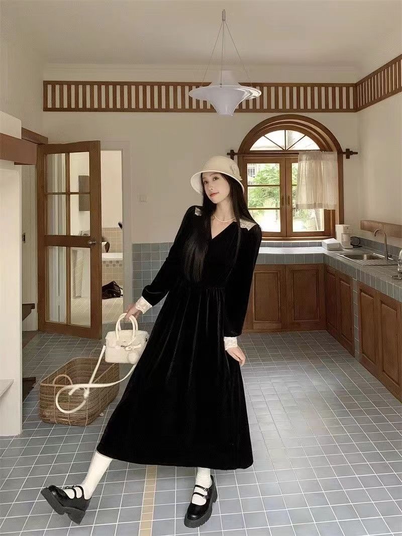 大碼高級感裙子蕾絲拼接絲絨連衣裙女秋冬胖mm高腰赫本風小黑裙潮