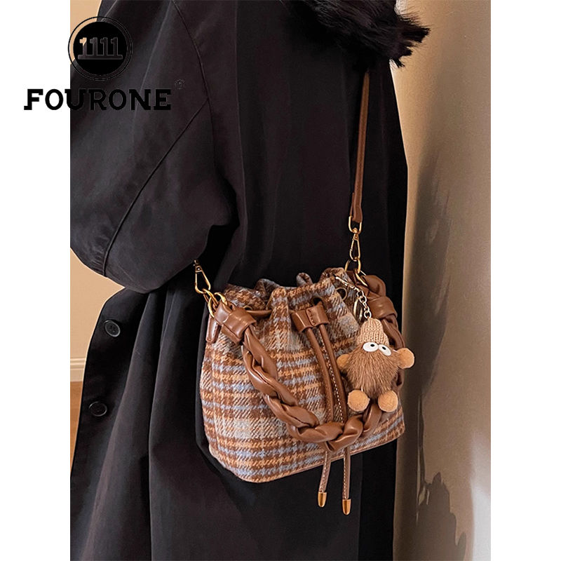 Niche design bag women's new trendy fashion portable shoulder bag casual versatile crossbody bucket bag