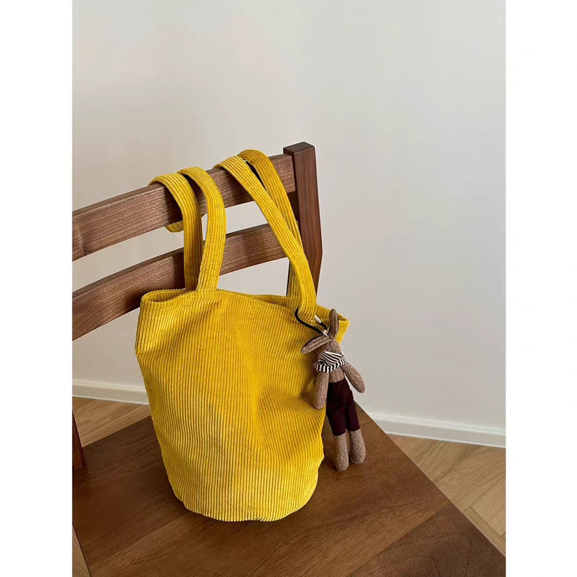 Xiaohongshu's same autumn and winter bright color thick corduroy long spaghetti strap original niche one-shoulder three-dimensional bucket bag for women