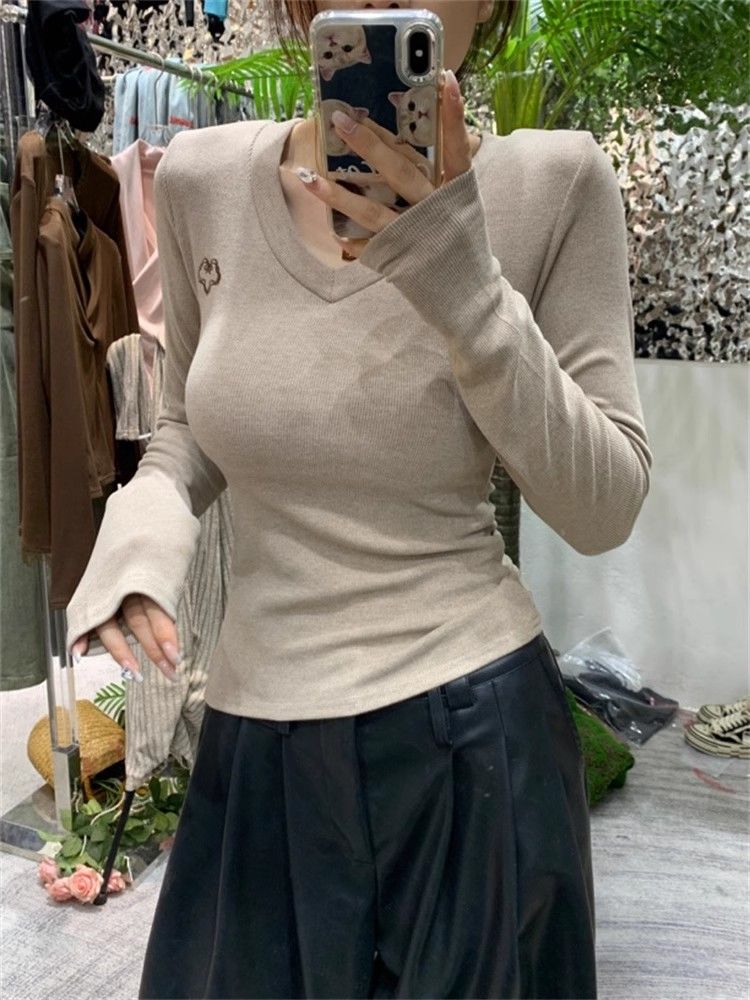 奶茶色愛心刺繡v領長袖T恤女秋冬德絨修身打底衫顯瘦內搭保暖上衣