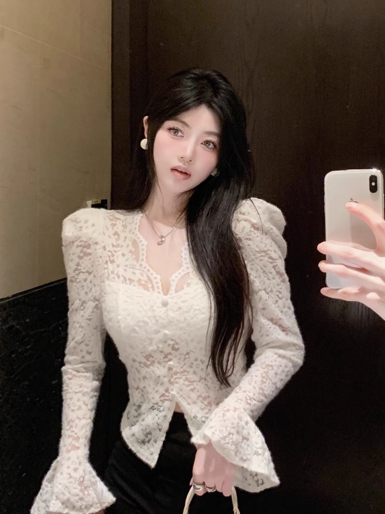 Velvet v-neck lace bottoming shirt for women 2023 autumn and winter new style hollow shirt with bell sleeves pure desire inner top
