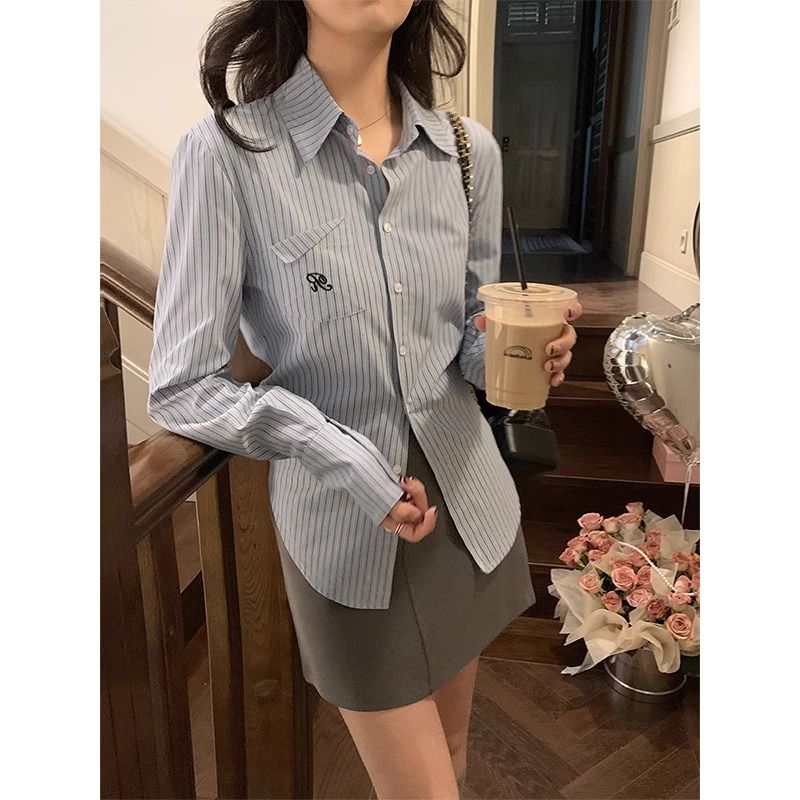 韓系刺繡學院風藍色條紋襯衫女2024早春設計感內搭收腰長袖襯衣潮