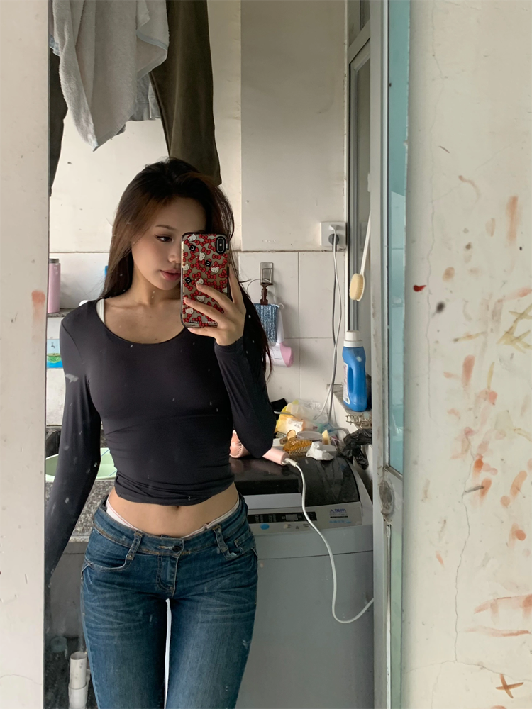 Hot girl retro long-sleeved T-shirt women's spring, autumn and winter 2023 new slim-fitting bottoming shirt U-neck tight short top