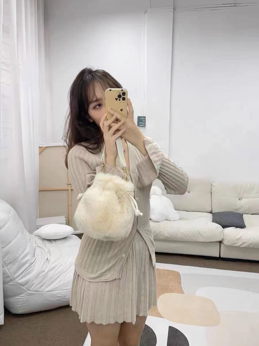 韓系ins秋冬新款可愛毛絨包包女毛毛包抽繩手提水桶包斜挎小包包