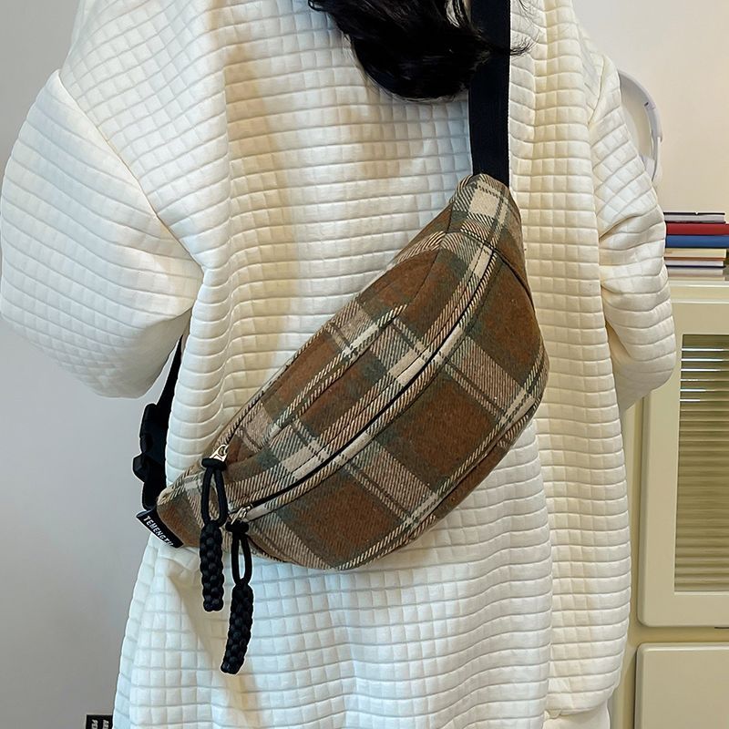 秋冬季百搭大容量休閒斜挎腰包包女士2023新款潮時尚毛呢格子胸包