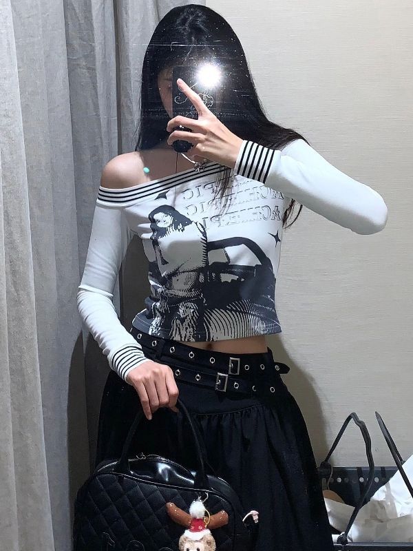 美式辣妹設計感一字肩長袖T恤女秋季復古修身顯瘦印花露肩上衣潮