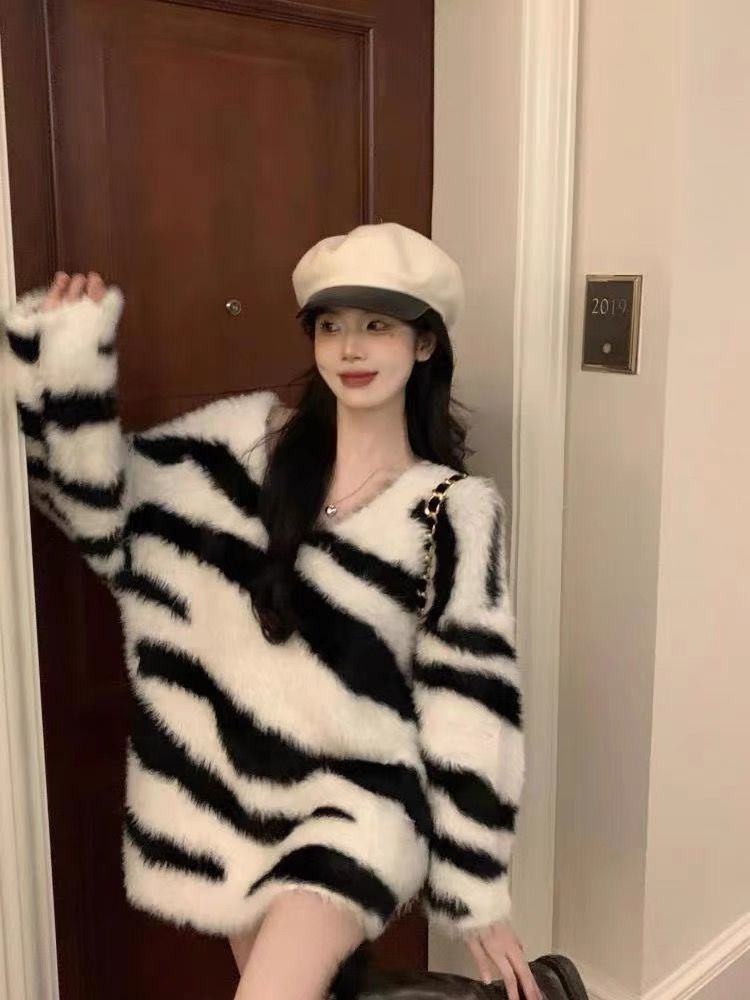斑馬紋v領中長款毛衣女加厚秋冬慵懶高級設計感炸街毛毛打底上衣