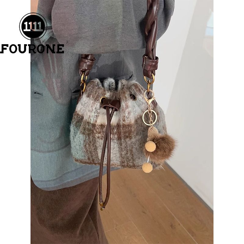 Korean niche bucket bag women's new single shoulder crossbody bag high-end retro woolen handbag