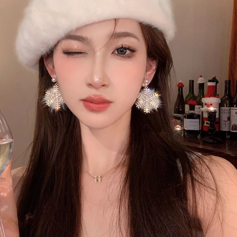 新年元素雪花毛絨耳環耳飾氣質高級感耳釘女2024新款爆款獨特耳墜