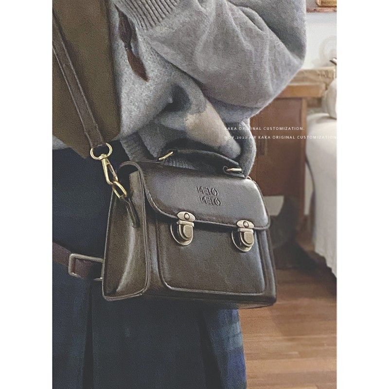 Small portable briefcase bag for women autumn and winter 2023 new fashion Maillard retro small square bag versatile single shoulder crossbody bag