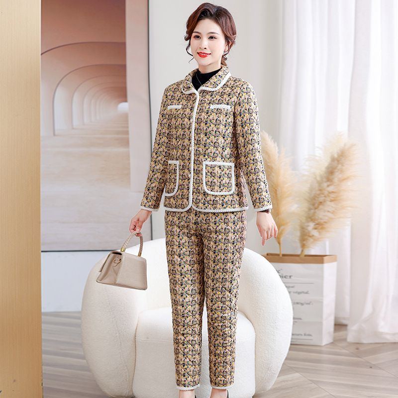 Middle-aged and elderly women's winter cotton-padded jacket suit plus velvet and thickened cotton-padded jacket to keep warm, new cotton-padded jacket, mom's fashionable two-piece set