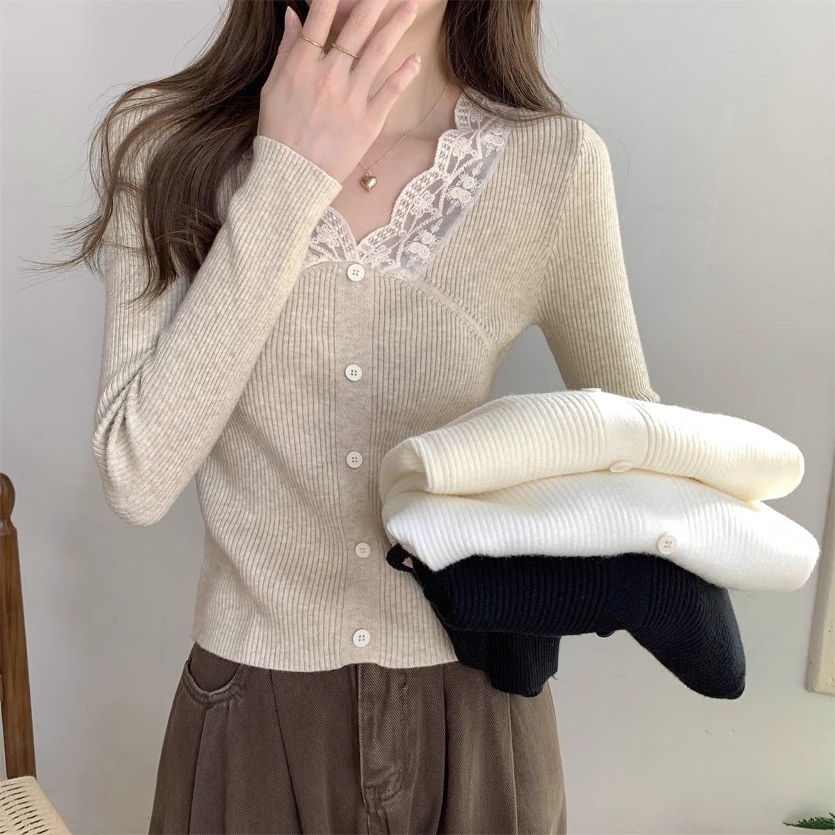 French lace splicing v-neck bottoming sweater for women in spring, autumn and winter, high-end slim fit short knitted sweater top