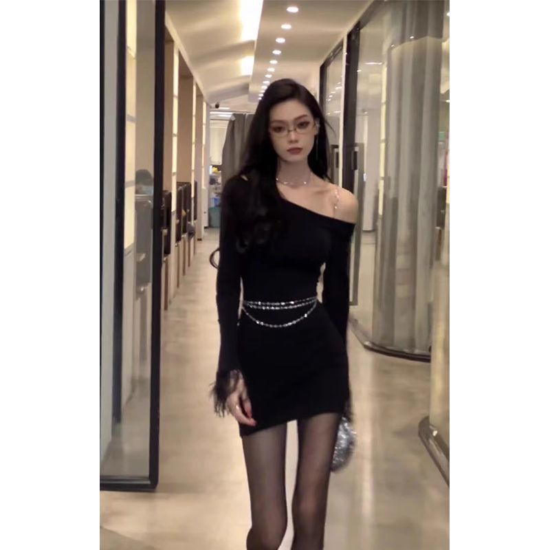 辣妹別致拼接羽毛袖黑色一字肩包臀裙女2024斜肩純欲長袖連衣裙潮