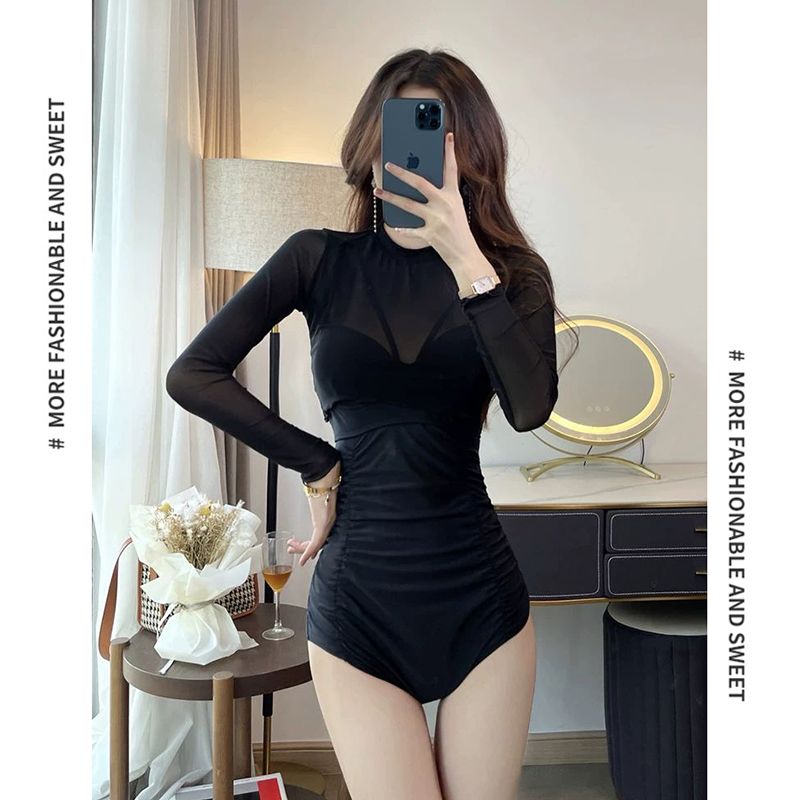 High-looking one-piece swimsuit for women that covers the flesh and looks slimming. Bikini with long sleeves for hot spring hot spring girls with breast pads and steel rims.