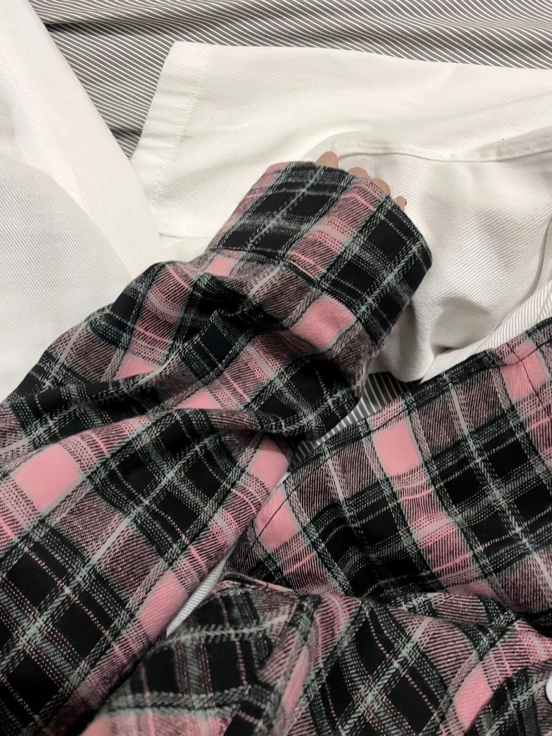 韓版高級感粉黑色格子襯衫女春秋款內搭疊穿休閒百搭長袖襯衣外穿