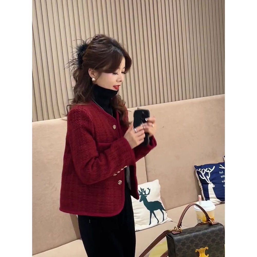 This year's trend is beautiful, high-end and super good-looking. Red zodiac year and Chinese New Year small fragrant style quilted jacket for women in autumn and winter