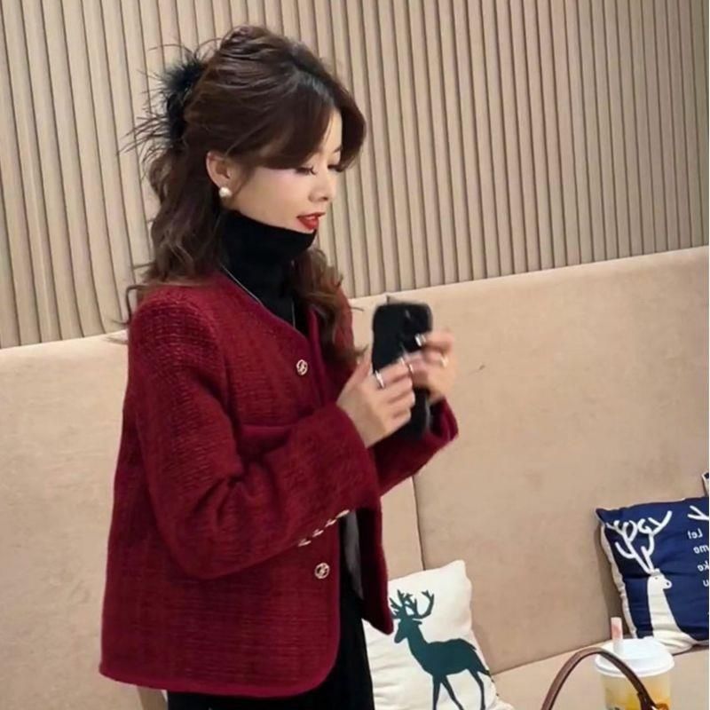 This year's trend is beautiful, high-end and super good-looking. Red zodiac year and Chinese New Year small fragrant style quilted jacket for women in autumn and winter