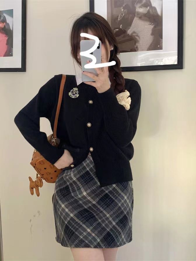 Black fake two-piece sweater, plaid skirt and age-reducing college-style two-piece suit for women in winter