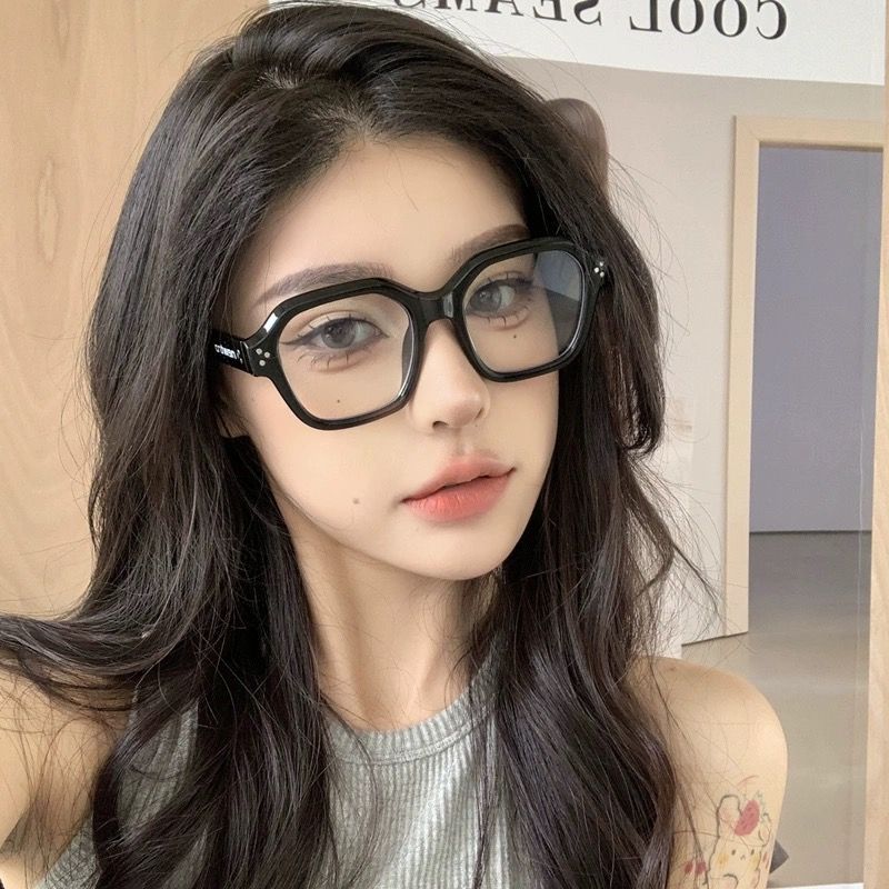 Retro black-framed glasses with anti-blue light for bare-faced students with high myopia and several female cat eyes to make round faces look slimmer