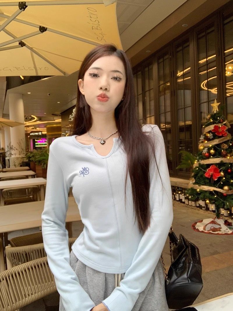 辣妹v領長袖T恤女春季新款修身顯瘦打底衫設計感小眾刺繡短款上衣