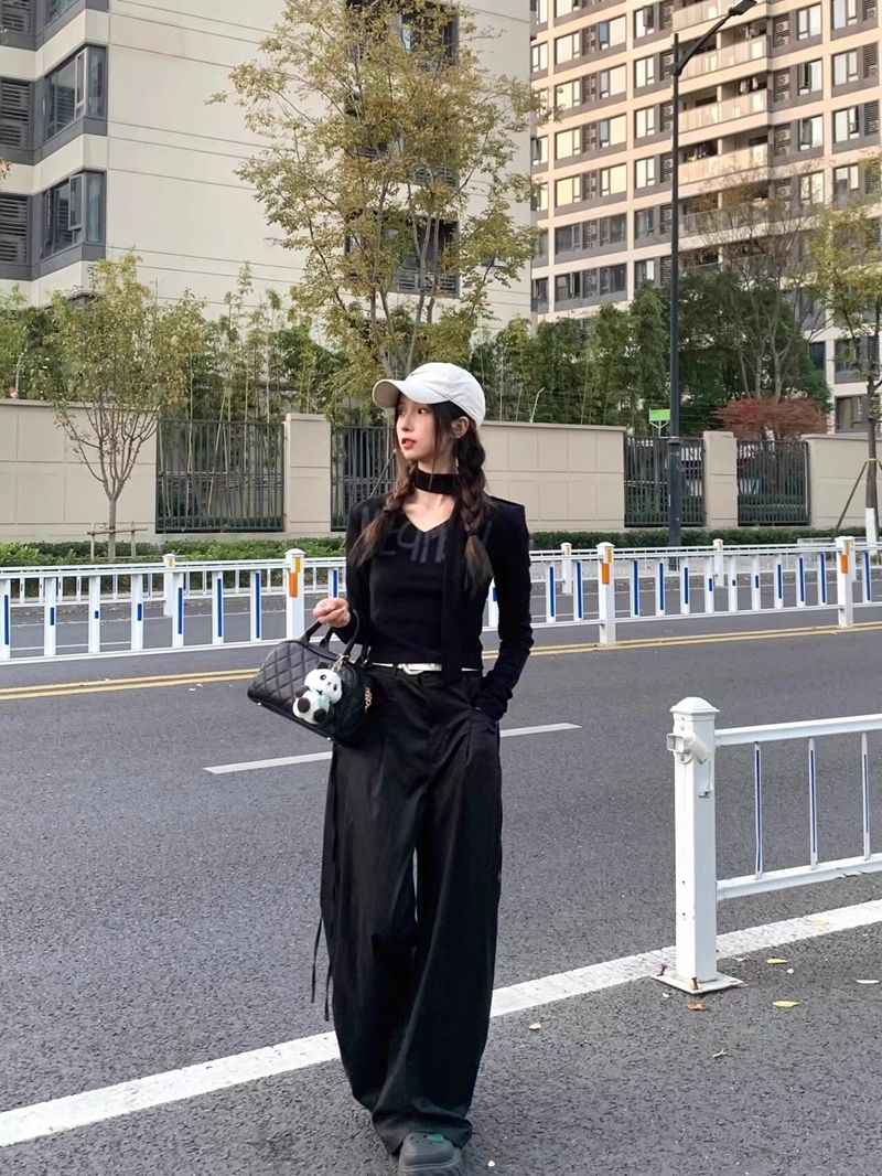 設計感小眾V領字母印花長袖t恤女春季新款短款修身顯瘦打底衫上衣