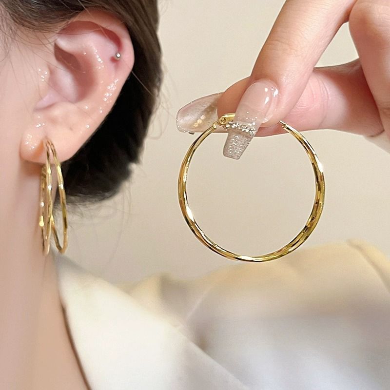 2024 new exaggerated fashion hoop earrings, light luxury, high-end and temperament earrings, earrings suitable for women with round faces