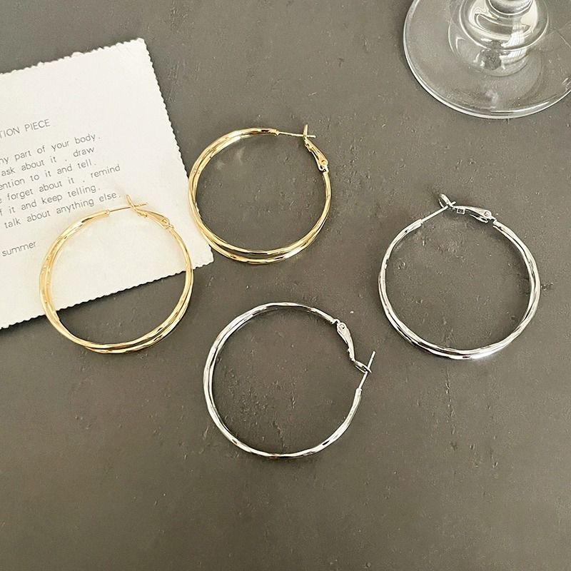 2024 new exaggerated fashion hoop earrings, light luxury, high-end and temperament earrings, earrings suitable for women with round faces