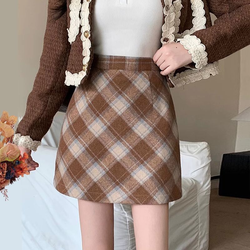 Niche Christmas atmosphere plaid A-line skirt tight and sexy pure lust style hot girl light luxury cover cross ins one-line skirt