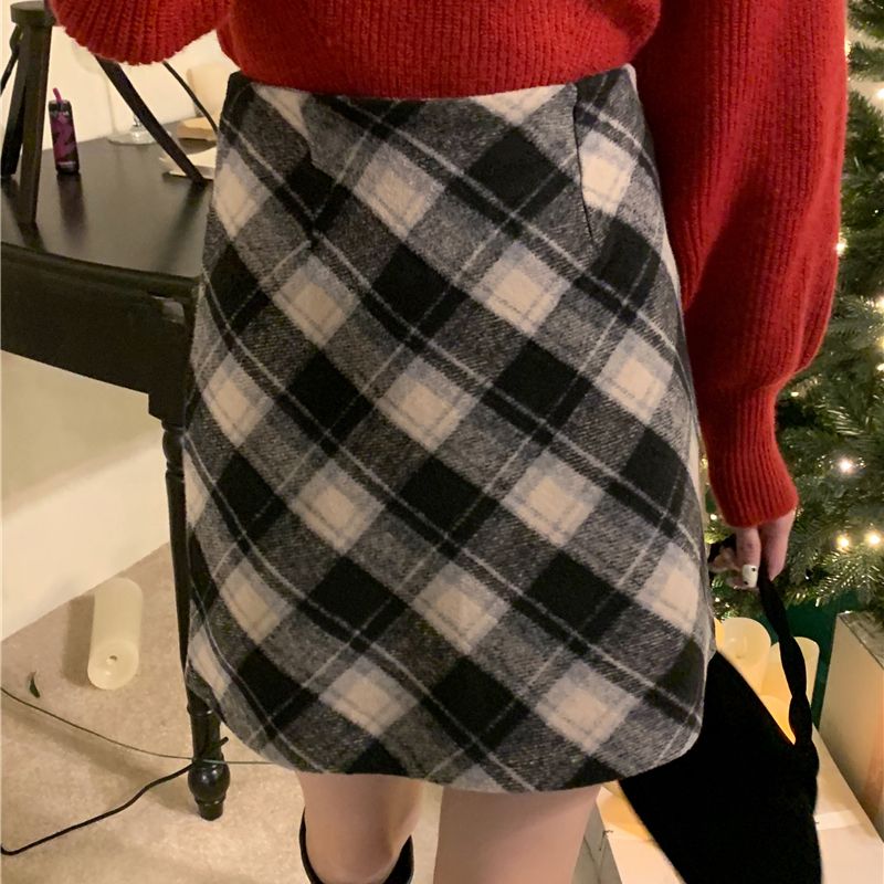 Niche Christmas atmosphere plaid A-line skirt tight and sexy pure lust style hot girl style age-reducing cover-up straight skirt